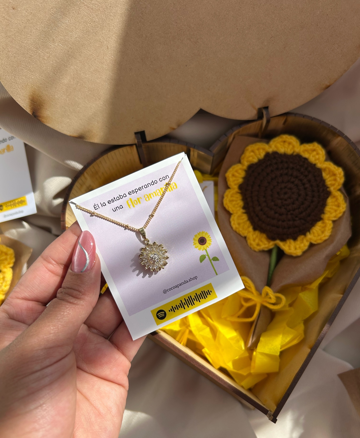 Box flores amarillas collar giratorio - Imagen 3